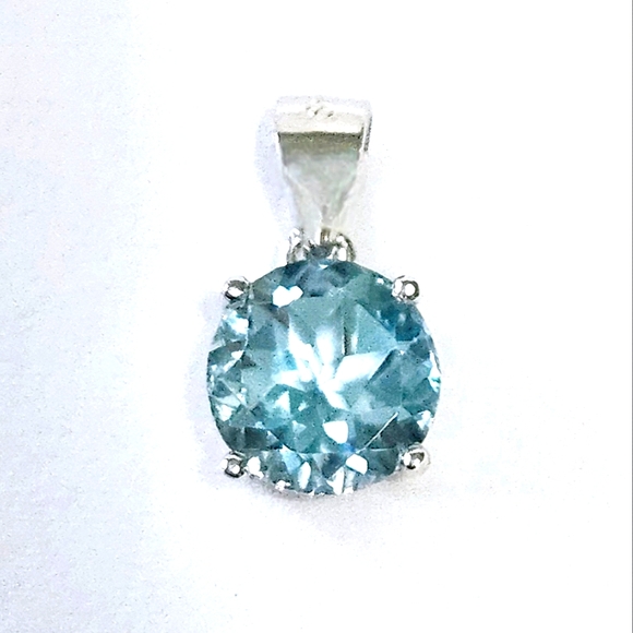 2.00 ct Blue Topaz Solitaire Silver Pendant - Picture 4 of 8
